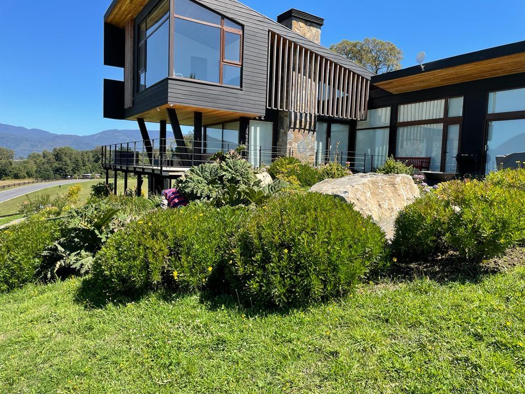 Bajada del jardín con vegetación establecida y colorida